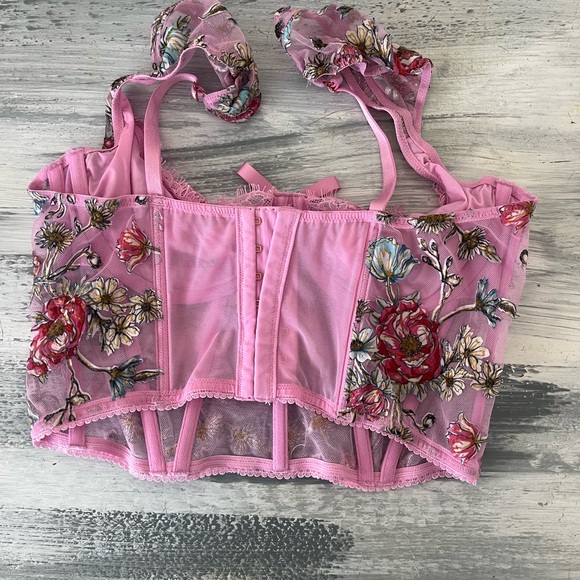 Floral Embroidered Pink Crop Top - Picture 2 of 3